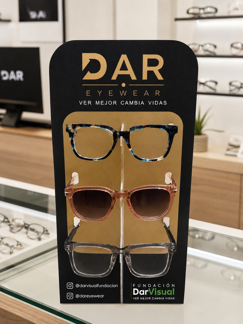 Exhibidor DAR Eyewear con armazones reales en mostrador de óptica